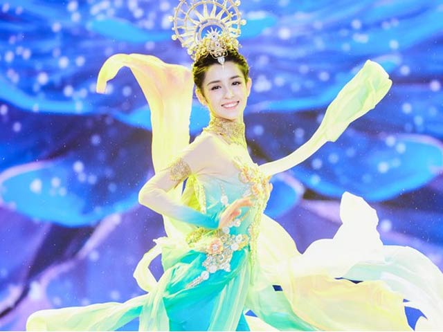 Sau đó, cô cũng hóa thân xuất sắc thành tiên nữ trong màn múa chào năm mới trên truyền hình Trung Quốc.