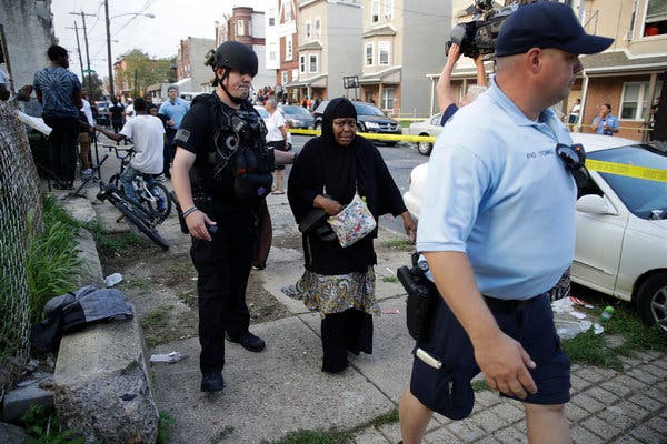 Cảnh sát Philadelphia di tản người dân ra khỏi hiện trường vụ đấu súng (Ảnh: AP)