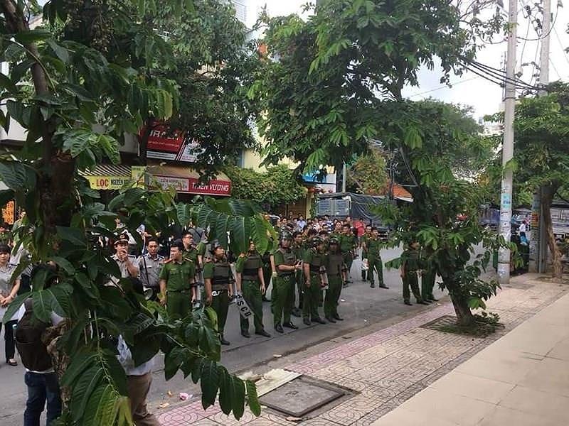 Lực lượng cưỡng chế tập trung trước BV Phú Thọ. Ảnh: HIỀN CHUNG