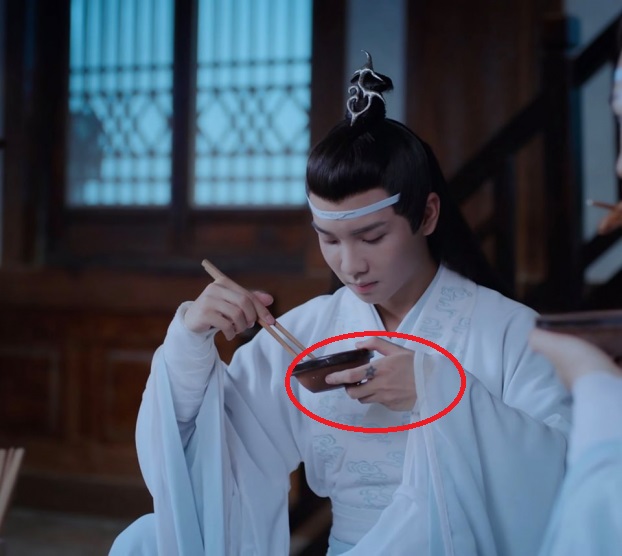 Thắt lưng hàng hiệu, quạt điện mini xuất hiện nhan nhản trong phim cổ trang TQ - 6