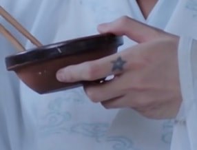 Hình xăm ngôi sao trên tay diễn viên trong phim Trần Tình Lệnh "lồ lộ" trên màn ảnh