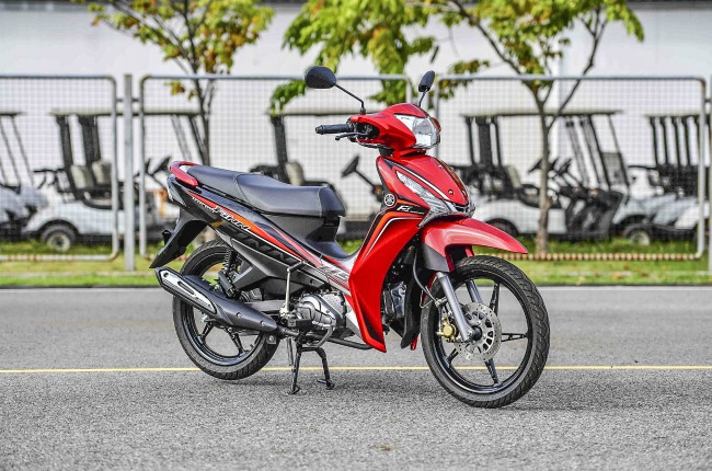 Mẫu xe này được bán tại thị trường Thái Lan với nhiều màu tùy chọn. Hiện nay Yamaha Finn đã được cập nhật tới đời xe 2019. Cận cảnh Yamaha Finne màu đỏ đen.