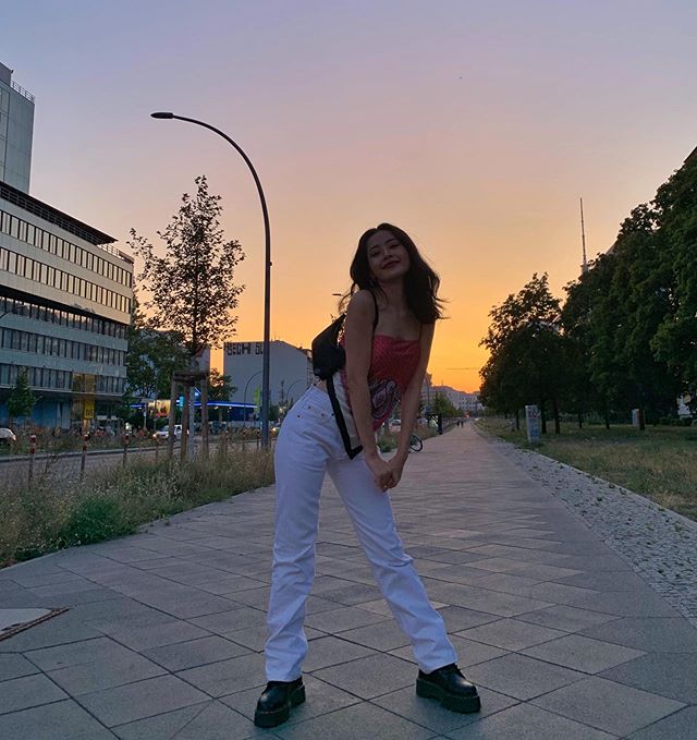 Chi Pu kết hợp áo buộc khăn với quần màu trắng. 