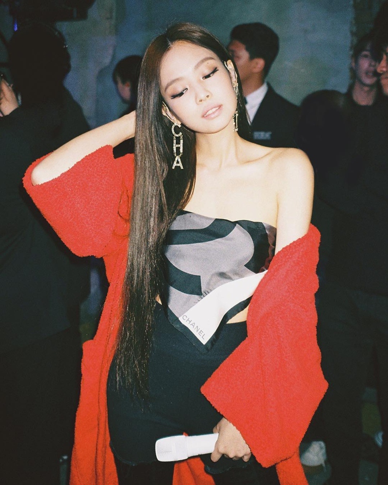 Jennie (Black Pink) dùng khăn của Channel để buộc thành áo. 