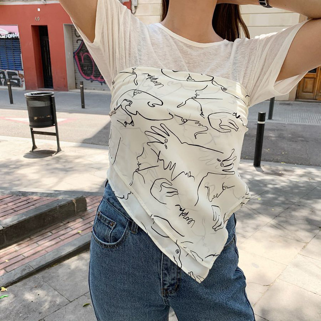 Nếu sợ hở hang bạn có thể buộc khăn bên ngoài áo. 