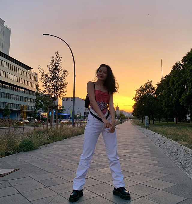 Người đẹp rất ưa dùng mẫu túi quai ngắn. 