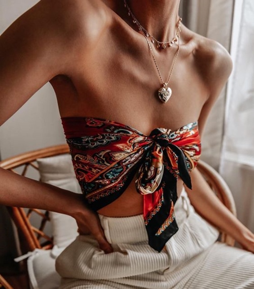 Hãy đeo thêm một chiếc dây chuyền để tạo điểm nhấn cho trang phục. 