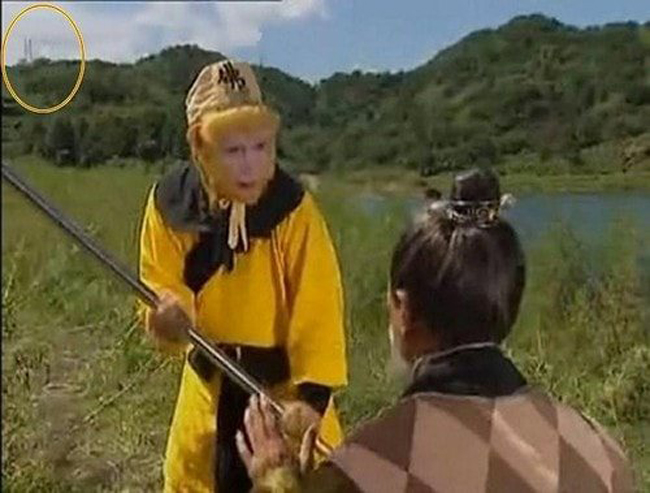 Nếu nhìn về phía xa có thể thấy hình ảnh của cột điện - công trình thuộc về xã hội hiện đại.