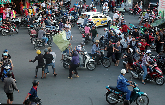 Sau nghi lễ cúng xong chủ nhà không đứng trên ban công rải tiền như mọi năm mà chạy ra giữa đường cách xa căn nhà khoảng 100m tung tiền lên cao. Cả trăm thanh niên lao vào tranh nhau nhặt, nhiều người đi xe máy phải hốt hoảng tránh nhóm thanh niên.