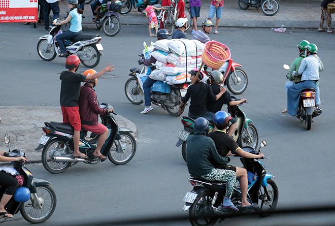 Khi màn rải tiền kết thúc, nhóm thanh niên tiếp tục phóng xe đi tìm những nhà cúng để tranh cướp tiền.