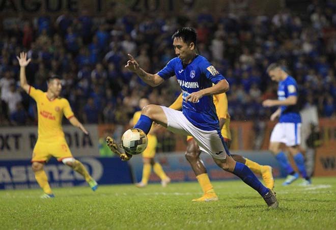 Hải Huy (áo xanh) nhận án treo giò