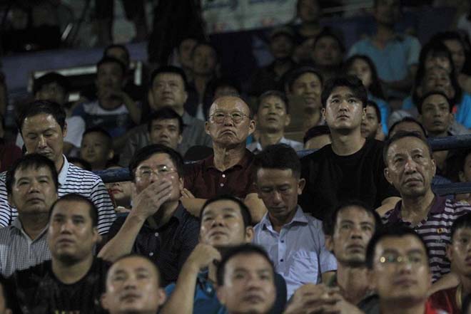 HLV Park Hang-seo trên sân Cửa Ông chiều 10-8. Ảnh: AN