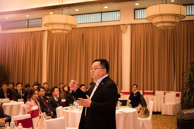 Ông Hoàng Nam Tiến – Chủ tịch FPT Software hăng say chia sẻ với học viên chương trình CEO