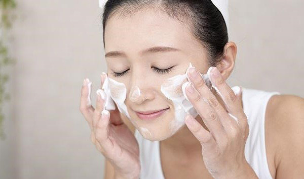 Nên chọn những sản phẩm rửa mặt diu nhẹ tránh mòn da