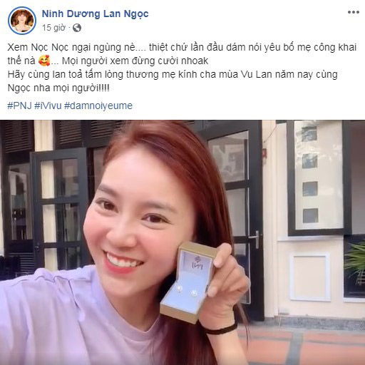 Lan Ngọc tặng mẹ món quà là đôi bông tai