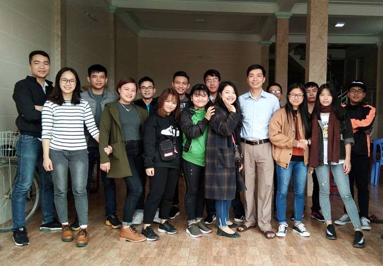 Thầy Thắng cùng các em học sinh.