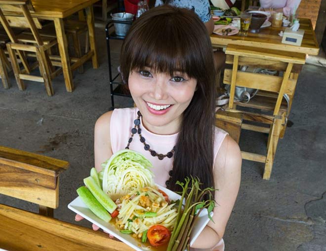 Du khách thưởng thức món gỏi bắp cải ở Thái