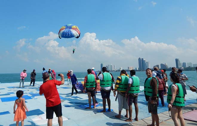 Nhảy dù trên biển tại đảo Coral, Pattaya