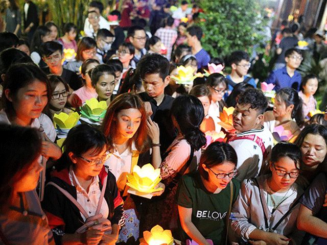 "Biển người" đi thả hoa đăng báo hiếu, sông Sài Gòn rực sáng dịp lễ Vu Lan
