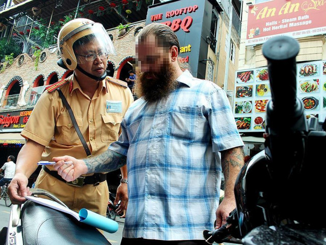 Tin tức trong ngày - Du khách Mỹ bị CSGT ‘vịn’ ở phố Tây: Bỏ xe, không ký biên bản