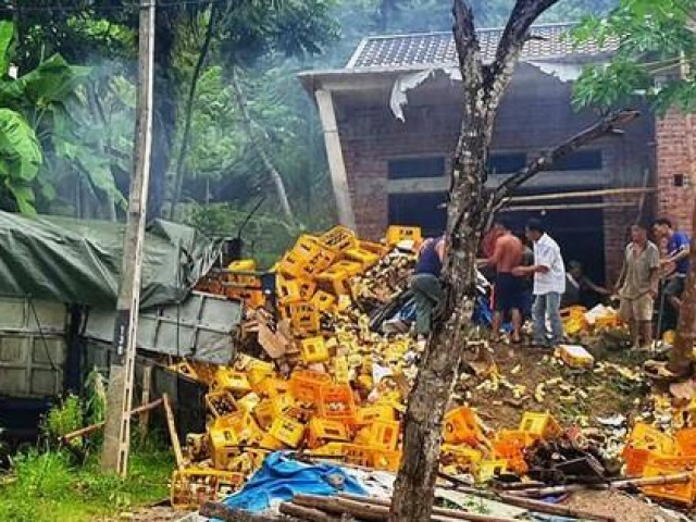 Tin tức trong ngày - Xe tải chở bia lao vào nhà dân ven đường, tài xế và phụ xe tử vong trong cabin