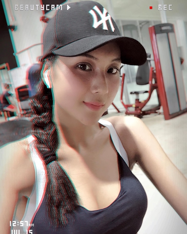Mỗi khi rảnh rỗi, cô đều tới phòng tập gym để rèn luyện sức khỏe và chăm chỉ tập luyện để có được vóc dáng đẹp.