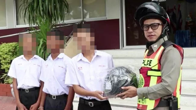 Cái khó ló cái khôn, nam sinh lấy nồi đội lên đầu thay mũ bảo hiểm - 4