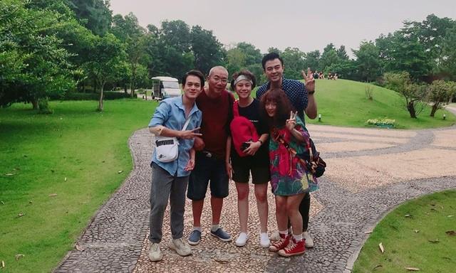 Đạo diễn Danh Dũng và các diễn viên ngoại truyện. Ảnh: TL