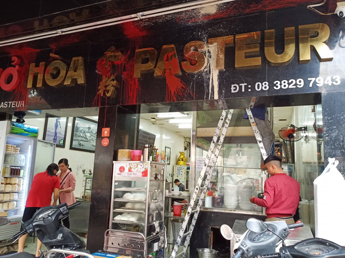 Sau khi bị tạt chất bẩn, quán phở Hòa Pasteur tạm ngừng bán để khắc phục hậu quả. Ảnh: NLĐ