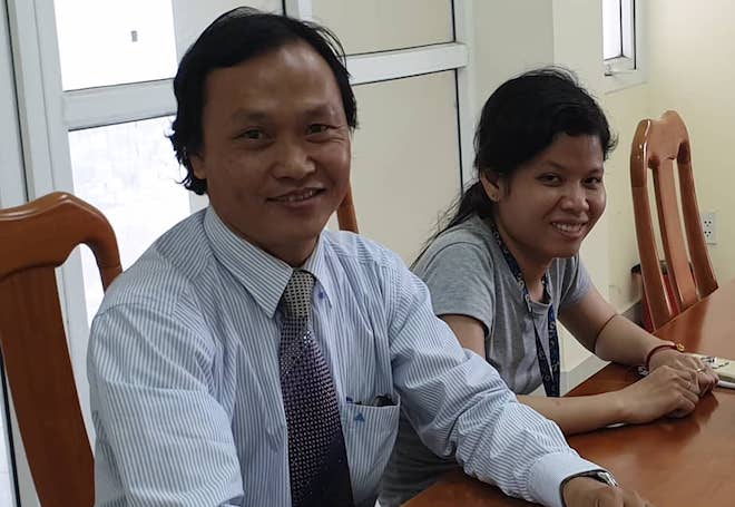 Chị Tiết Lệ Trân và luật sư Lê Quang Vũ gặp đại diện Viện KSND huyện Bình Chánh sáng 16/8.