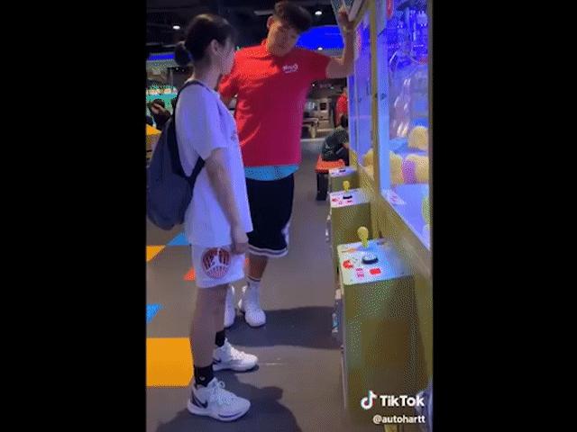 Video Clip Cười - Khi con trai chủ tiệm gắp thú bông ra tay tán gái