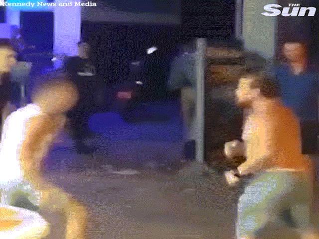 Media - Khiêu khích nhầm võ sĩ, hai thanh niên nhận cú đấm "trời giáng" giữa phố