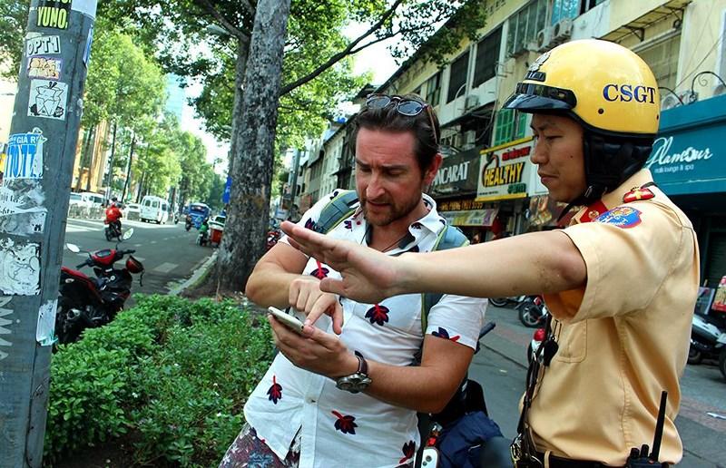 Khi thấy CSGT, nhiều du khách cũng lại hỏi đường đi. Ảnh: LÊ THOA