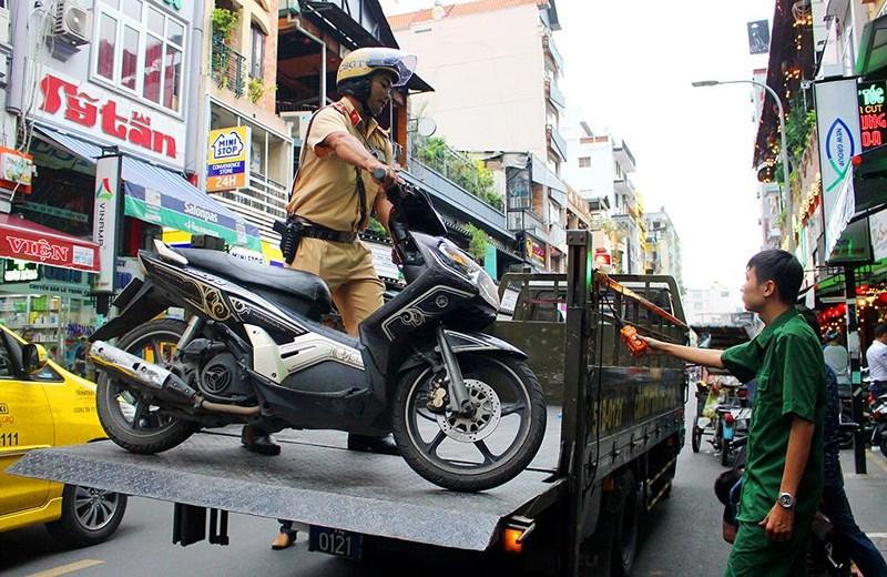 Sau khi người vi phạm bỏ đi, CSGT buộc phải đưa xe về trụ sở. Ảnh: LÊ THOA