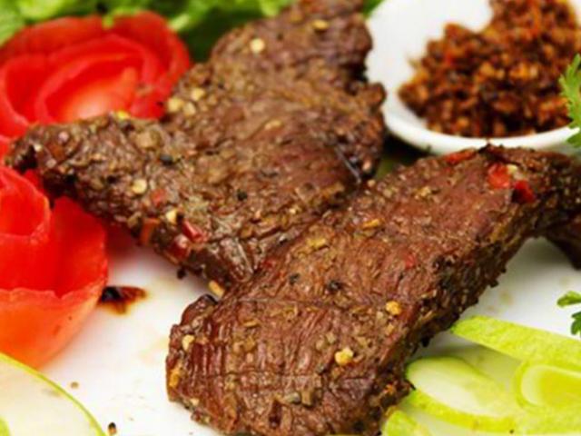 Ẩm thực - Phở hai tô, bò một nắng chấm muối kiến vàng hút khách ở phố núi Pleiku