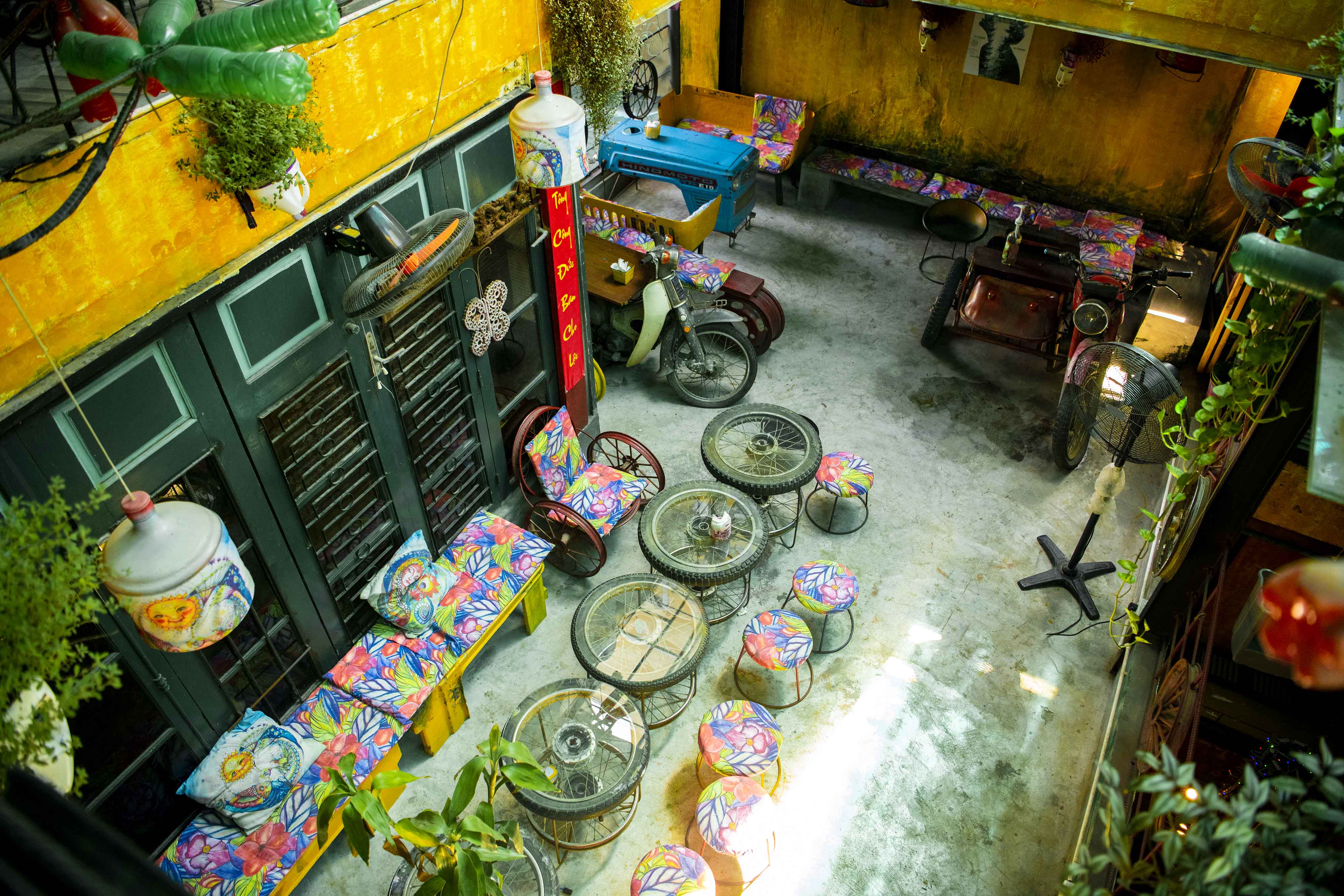 &nbsp;Nằm trong một con ngõ nhỏ trên phố Hàng Tre, Hà Nội, quán cà phê&nbsp;gây&nbsp;ấn tượng với những khách đến đây lần đầu bởi không gian đẹp mắt nhưng vô cùng đặc biệt.