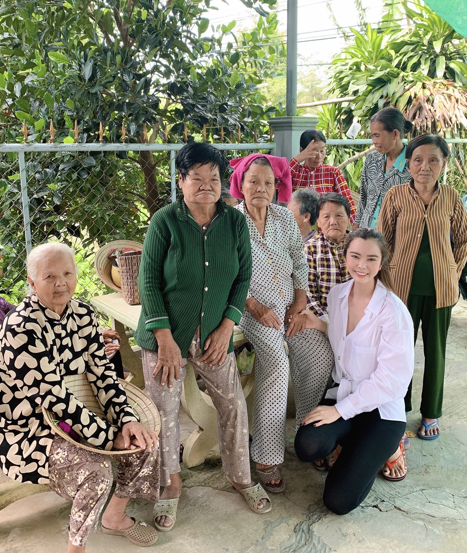 Huỳnh Vy phát gạo tại quê Đồng Tháp