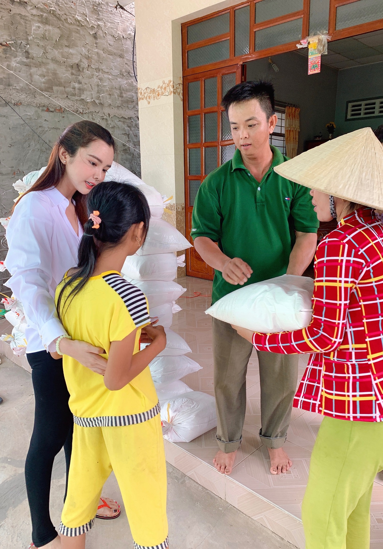 Người đẹp giản dị, thăm hỏi bà con nghèo