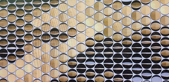 16 cabinet được thiết kế dạng mô-đun và ghép với nhau trong đó mỗi cabinet sẽ có 12 màn hình xếp theo tỷ lệ 4:3