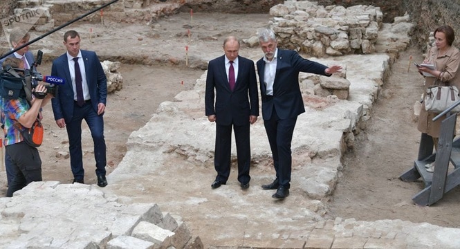 Tổng thống Nga Vladimir Putin đến thăm một điểm khảo cổ tại điện Kremlin. Ảnh: Sputnik