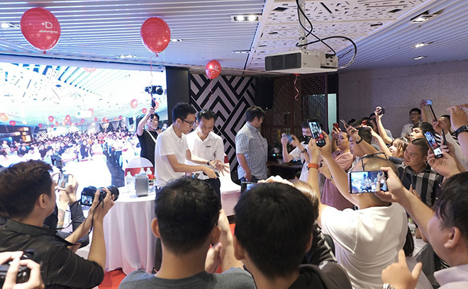 Reviewer Vinh Vật Vờ là người thả rơi Note10+ lần 2 và chiếc điện thoại không hề hấn gì