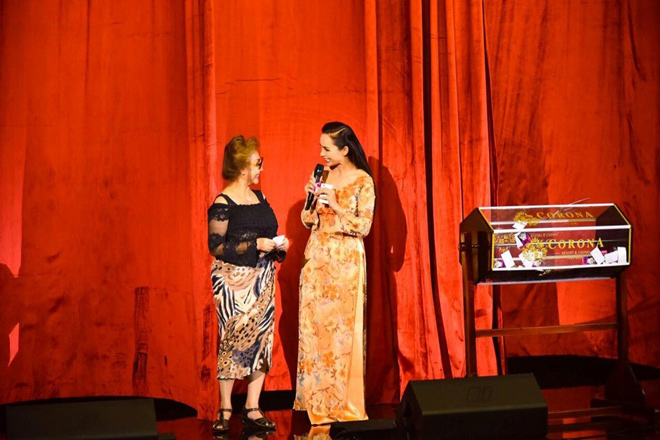 Không chỉ đã tai, đã mắt với những tiết mục hài kịch, ảo thuật trong Tiếu Nhạc Hội 1, khán giả đến với show diễn còn được tham gia chương trình bốc thăm may mắn với nhiều phần quà có giá trị