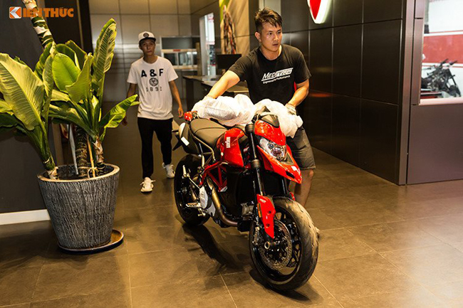 Trọng lượng động cơ của Ducati Hypermotard 950 2019 cũng giảm 1,5 kg so với thế hệ trước đây, bộ ly hợp ướt nay có thêm hệ thống điều khiển dạng thủy lực mới (côn dầu), giúp việc sang số trở nên nhẹ nhàng hơn
