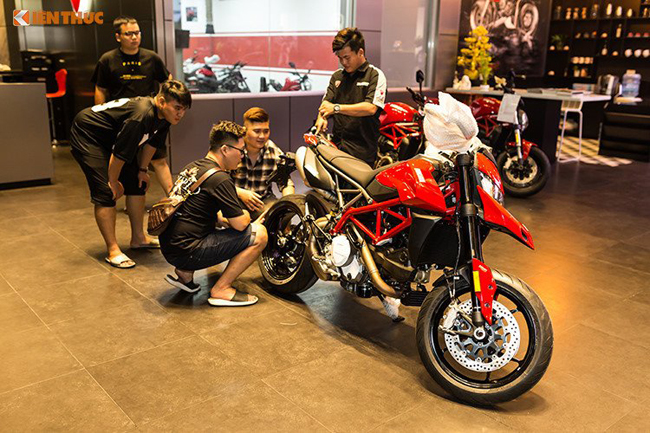 Ducati Hypermotard 950 2019 được trang bị bộ ECU thông minh với 3 chế độ lái gồm Sport: Chế độ lái với công suất mạnh mẽ nhất 114 mã lực; Touring: Sức mạnh của động cơ được điều tiết lại qua hệ thống điện tử; Urban: Chế độ sử dụng hằng ngày trong thành phố với sức mạnh vừa phải và tiết kiệm nhiên liệu nhất
