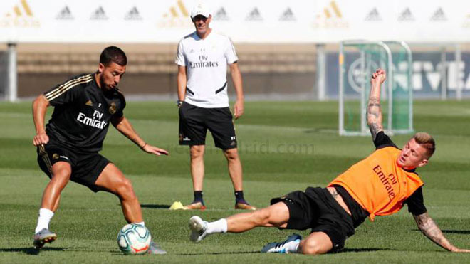 Hazard (trái) chấn thương phải nghỉ 3-4 tuần khiến Real Madrid và HLV Zidane khá đau đầu bước vào mùa giải mới ở La Liga