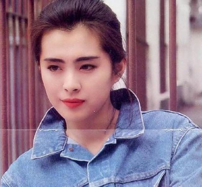 Không chỉ thế chuyên gia này còn chia sẻ bí mật về gương mặt sau khi trút bỏ make up của kiều nữ họ Vương.: &#34;Sau khi Vương Tổ Hiền tẩy trang xong, nhan sắc của cô ấy khiến tôi phải kinh ngạc. Lông mi cô ấy cong vút, còn làn da thì trắng như sữa.&#34;