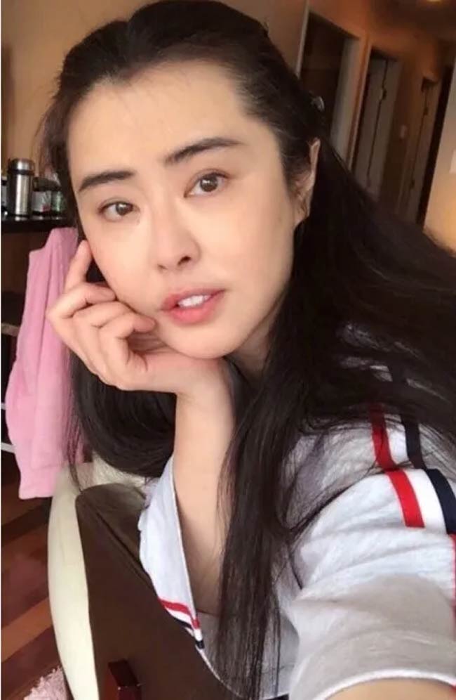 Giờ đây ở tuổi U60, cô vẫn đẹp mong manh thanh thuần. Có lẽ bí quyết từ thái độ sống an yên, năng đi lễ chùa, đọc kinh Phật, bỏ qua sân si cuộc đời. Tổ Hiền cũng không lập gia đình và không có con.