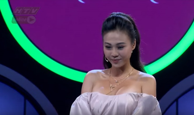 Người đẹp bị nhận xét mặc hở khi lên truyền hình