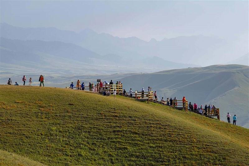 Mê mẩn với đồng cỏ đẹp như tranh tại Tân Cương - 6