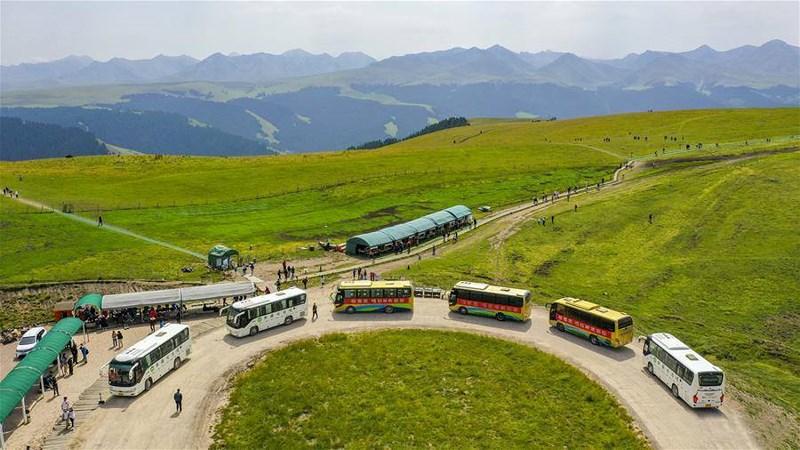 Rất đông du khách đến đây để ngắm cảnh, thả hồn vào thiên nhiên.